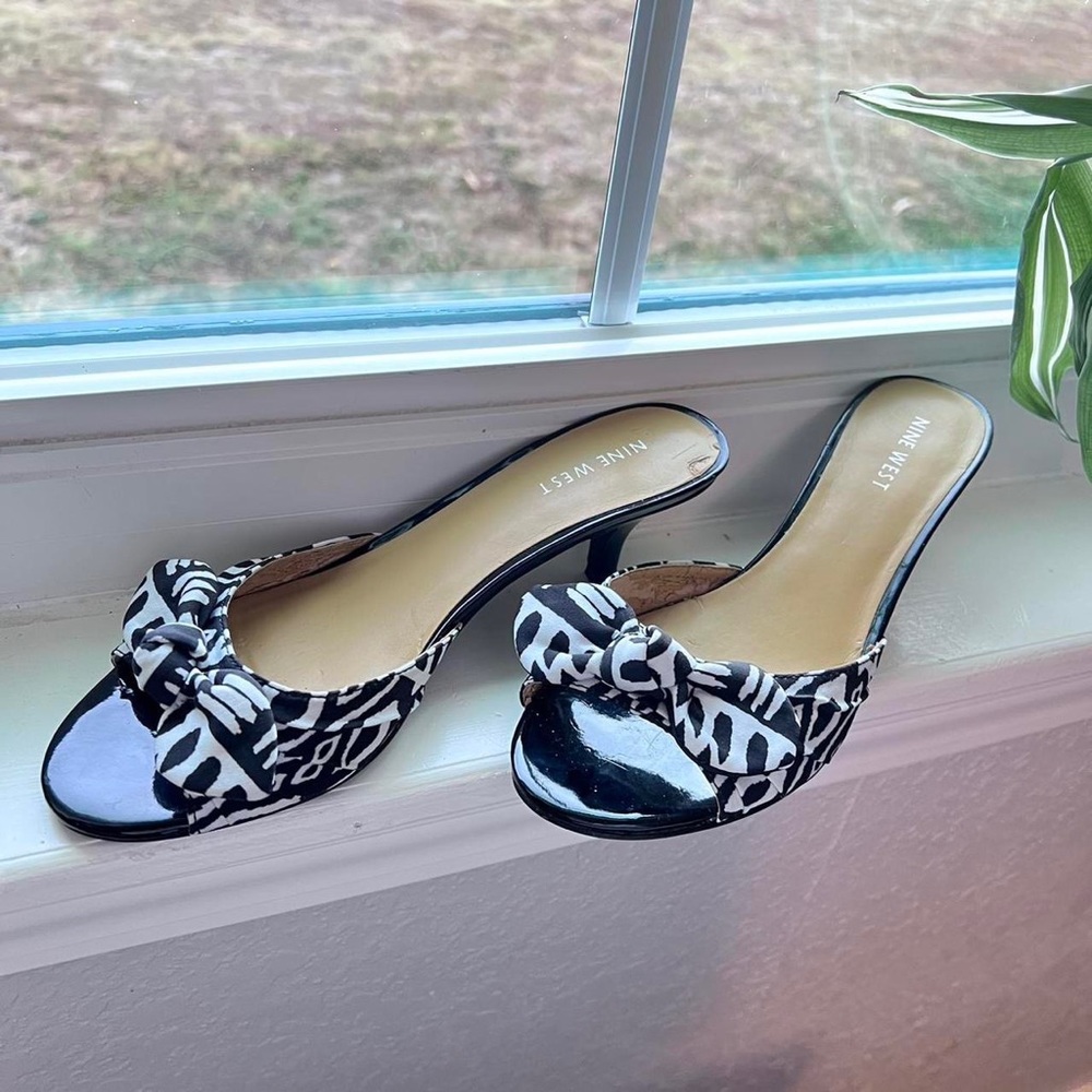Vintage Nine West open toe black kitten heels with abstract design & bow 🎀